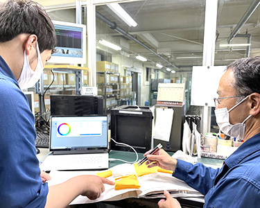 AIを用いた自動色目チェックシステム利用の様子