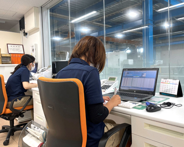 導入したシステムを駆使し効率的に業務に取り組む様子