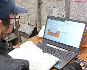 若手従業員による生産管理簡易ツール開発風景