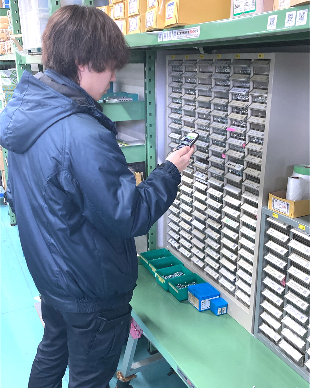 アプリを活用する作業者