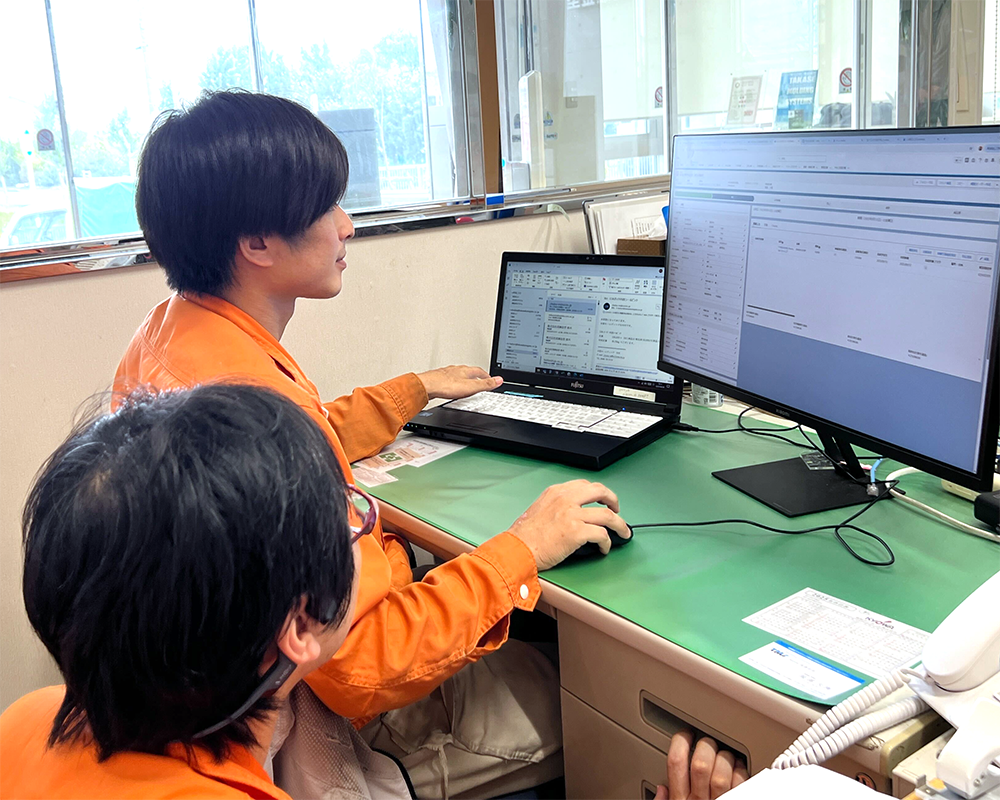 DX担当者と現場によるシステム改善の様子
