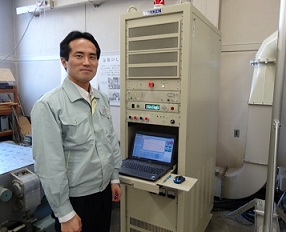 環境材料室 佐藤さん 「大型製品・部品の振動試験等の 依頼・相談をお待ちしています」