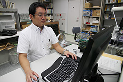 研究に取り組む田畑研究員