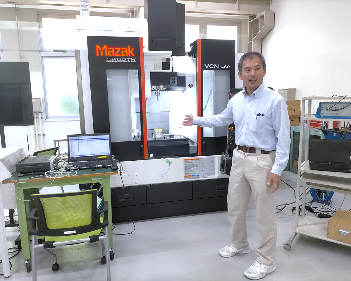 マシニングセンタと研究主幹の根田さん