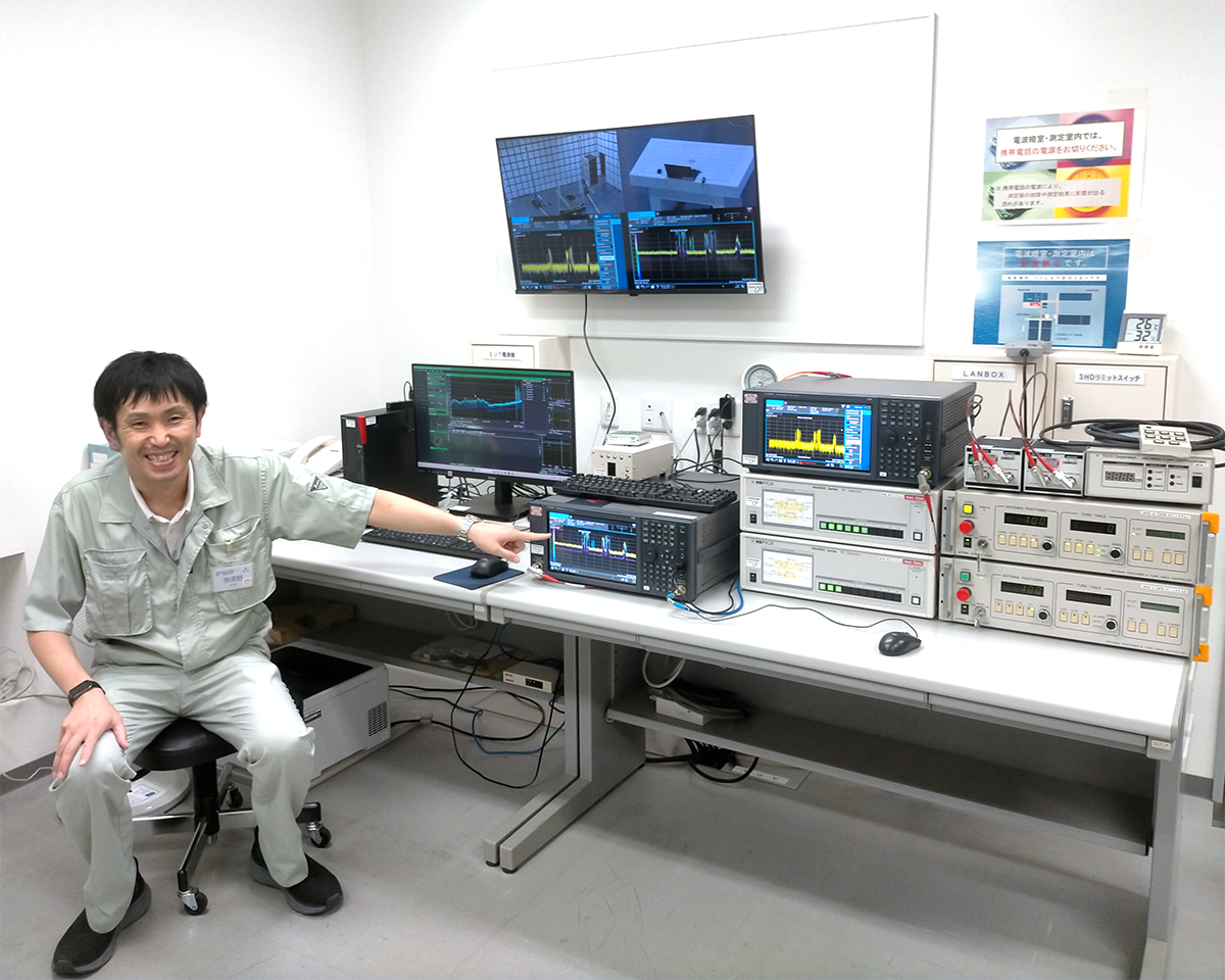 エミッション測定措置と奈須野主任研究員