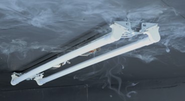 蛍光灯器具から発煙する様子（カバーを外した状態での再現実験）