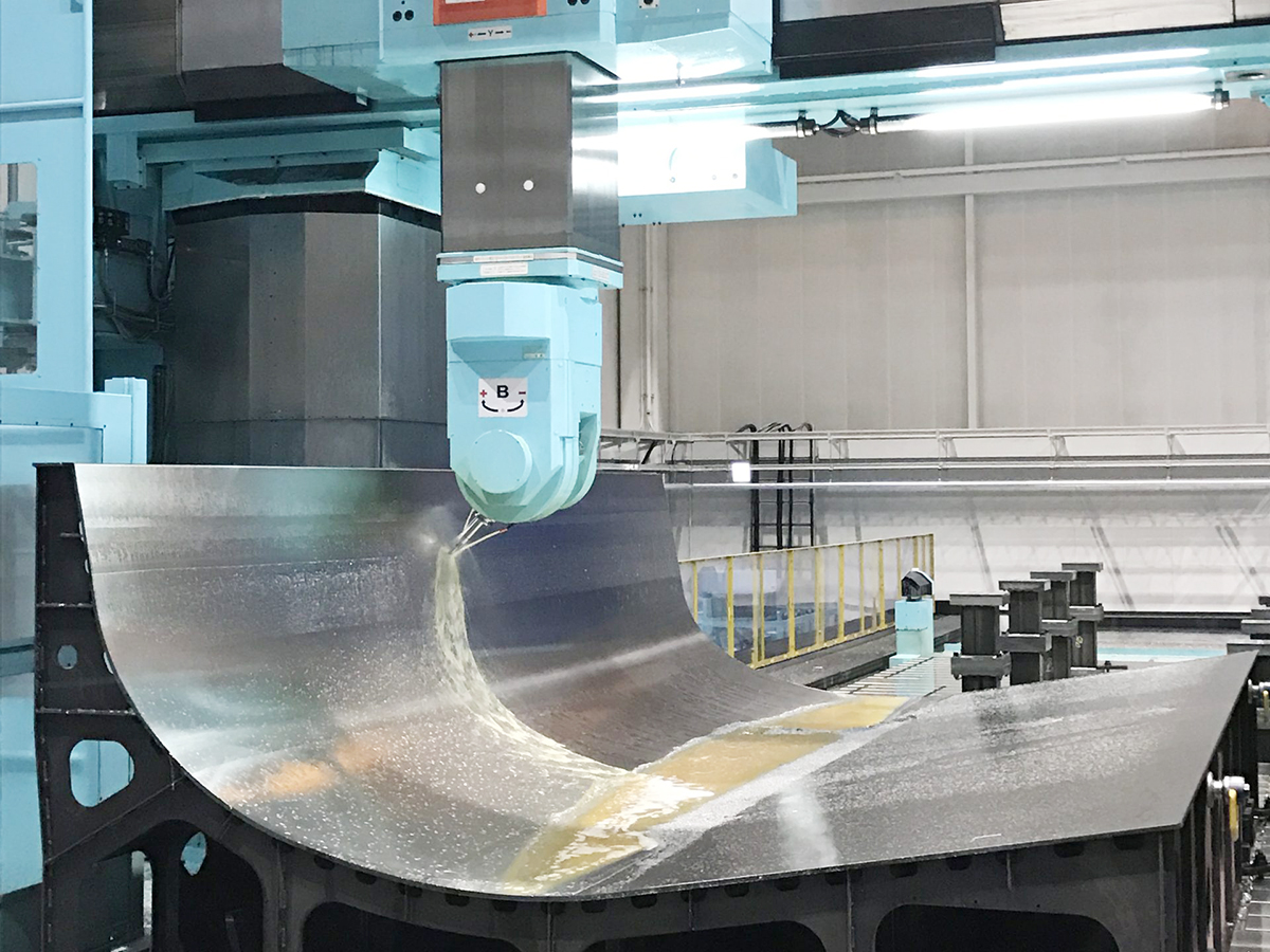 航空機のドアパネル生産用金型（全長6m）