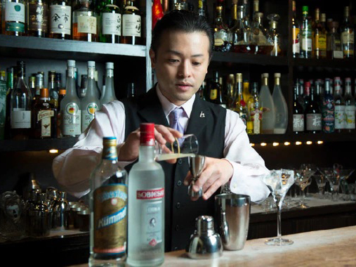 BIRDY.のシェイカーを使うバーテンダー