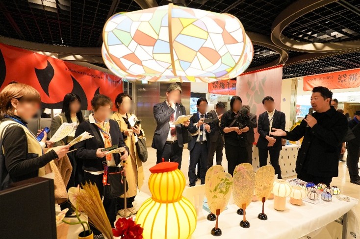 13の出展ブースを巡るブースツアー様子(1)