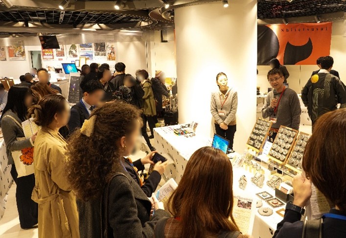 13の出展ブースを巡るブースツアー様子(2)