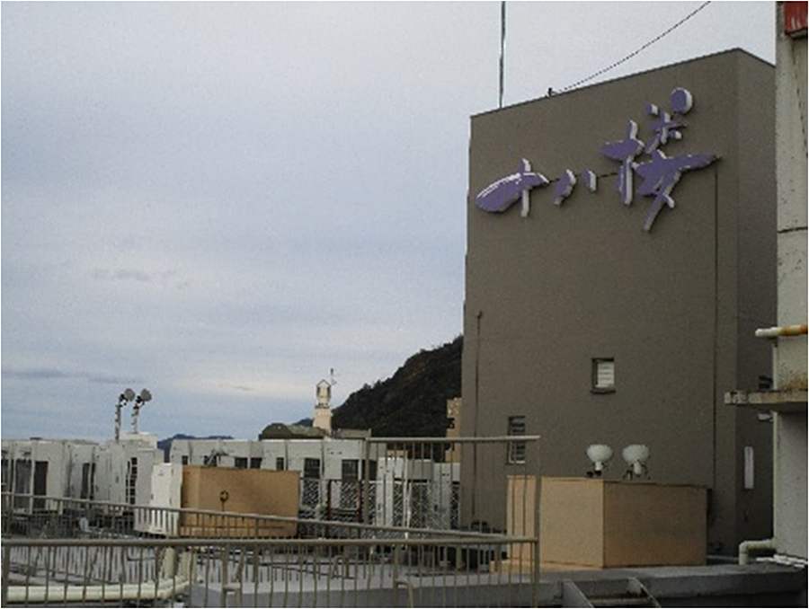 屋上に設置されたビルマルチエアコン室外機