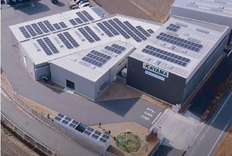 工場の屋根に太陽光パネルを設置