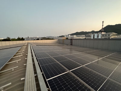 ベトナム工場の屋根に太陽光パネル