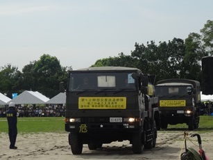 自衛隊車両の入場