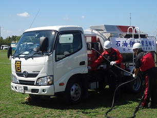 ローリーの給油準備作業