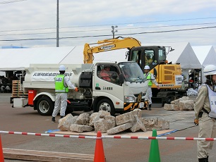 道路啓開箇所を通行してローリーが入場