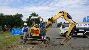 重機への給油作業