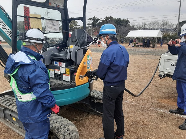 重機への給油作業