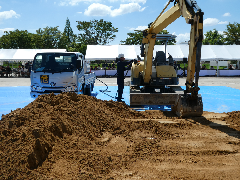 重機への給油作業