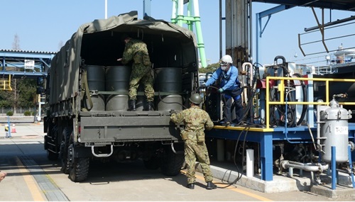 陸上自衛隊との燃料補給訓練の様子